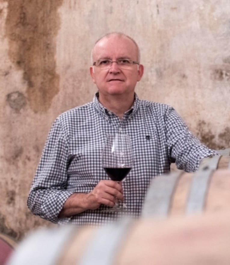 Fundador con una copa de vino